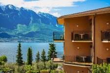 Veduta parziale dell'hotel su sfondo lago di Garda