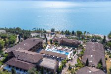 Foto aerea hotel con sfondo lago di Garda