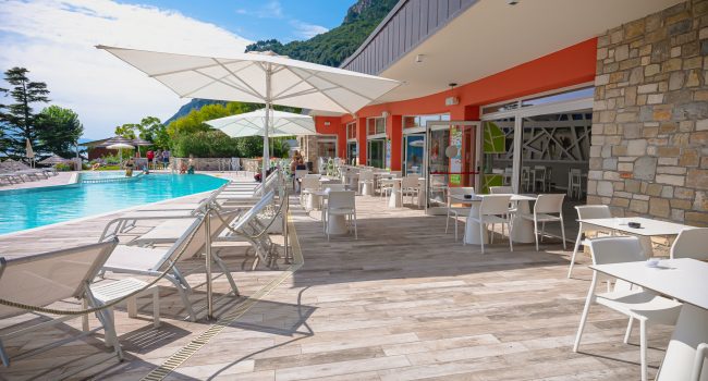 Panoramica piscina e tavolini bar Mamba Beach