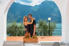 Coppia a Villa Lucia con sfondo lago di Garda