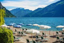 Spiaggia privata con sfondo lago di Garda