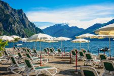 Spiaggia privata con sfondo lago di Garda